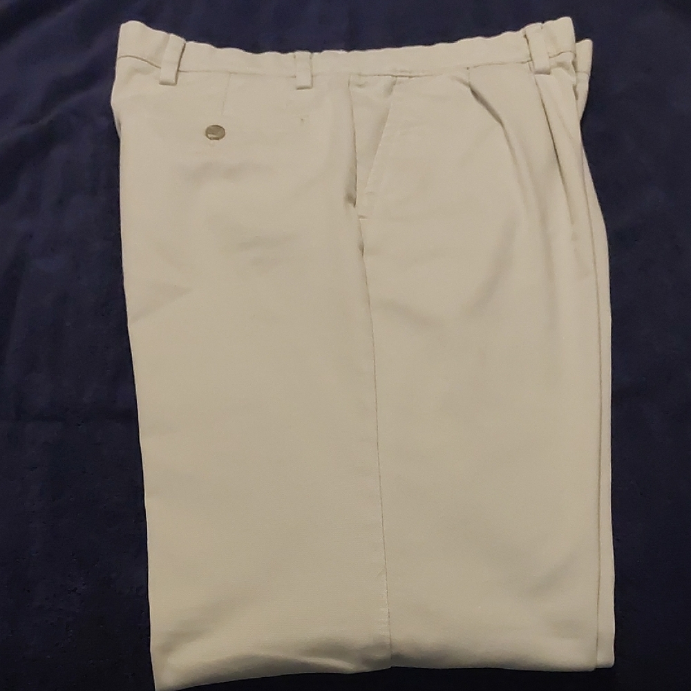 Dockers Men's Light Khaki Chinos